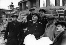Константин Корченов (крайний слева) на строительстве нового здания вокзала. 1950 г.