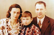 Корченова Н.И. и Корченов К.Б. с сыном Витей. Одесса, 1950 г.