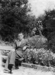 Одесса. В городском саду на фоне скульптуры льва. 1950-е гг.