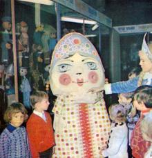 В фойе театра кукол. Фото А.А. Подберезского в буклете «Театры Одессы». 1976 г.
