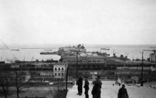 Вид на порт с Бульварной лестницы. 1942-1943 гг.