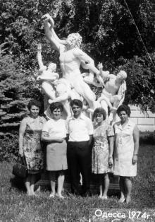 У скульптуры «Лаокоон». Одесса, 1974 г.