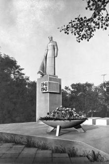 Памятник в Затоке. 1980-е гг.