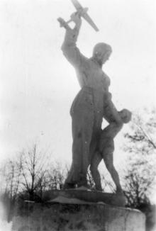 Скульптура «Летчица», парк им. Ильича. Фотограф Виль Михайлович Фрадин. 1948 г.