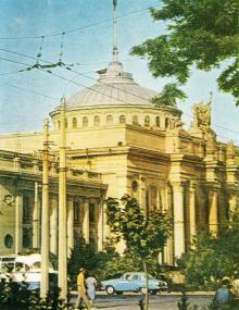 Здание одесского железнодорожного вокзала. Фотография на двойной открытке. Одесская книжная фабрика. 1974   г.