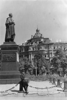 На площади Советской Армии у памятника Воронцову, на фоне дома Русова. Одесса. 1950-е гг.