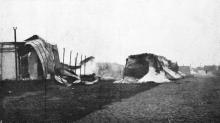 Сгоревшие железнодорожные ангары, кучи соли остались без покрытия. Фото в журнале «Иллюстрации», 15 июля 1905 г.