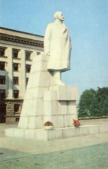 Памятник В.И. Ленину на площади Октябрьской революции. Фото А. Глазкова. Набор фотооткрыток «Одесса». 1975 г.
