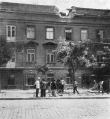 Последствия первого выстрела броненосца «Князь Потемкин» 29 июня в доме на улице Нежинской. Фото в журнале «Иллюстрации», 15 июля 1905 г.