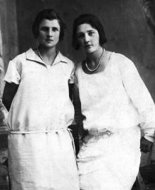 Полина Шведова (справа), 1930 г.