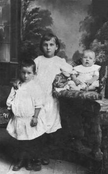 Поля, Нина и умерший в детстве братик, 1920 г.