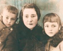 Полина Михайловна с сыном Евгением и дочерью Галиной. 1941 г.