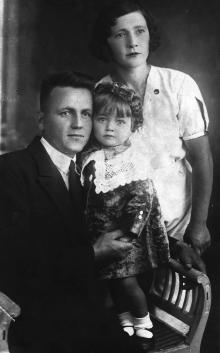 Полина Михайловна с мужем Иваном Петровичем и дочерью Галиной, 1937 г.