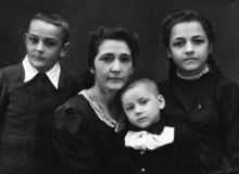 Полина Михайловна Сенчиневич с сыном Евгением,  дочерью Галиной и сыном Костей (на руках). 1948 г.
