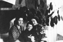 Полина Михайловна Сенчиневич с сыном Костей и дочерью Галиной. 1956 г.