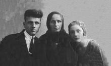 Полина Михайловна с Иваном Петровичем и его мамой Домникией Ивановной