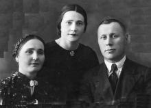 Полина Михайловна с сестрой Ниной и ее мужем Гниличенко. 1940 г.