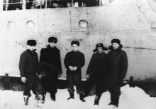 И.Ф. Демьянов (второй слева) и члены экипажа. 1954 г.