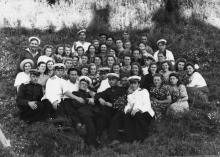 В кругу друзей (И.Ф. Демьянов в нижнем ряду справа). 1955 г.