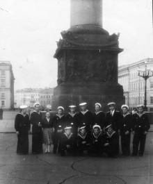 Экскурсия во Владивосток с матросами. Руководитель И.Ф. Демьянов ( третий справа). 1957 г.