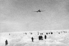 Зажатые во льдах. Самолет сбрасывает провизию. 1958 г.