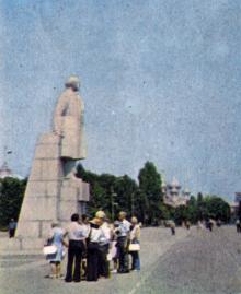 Одесса. Памятник Ленину на площади им. Октябрьской революции. Фотография в буклете «Odessa». 1975 г.