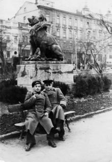 Одесса. Скульптура льва в городском саду и вид на Пассаж. 1960-е гг.