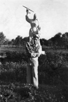 Скульптура «Летчица» в парке им. Ильича. Одесса. 1951 г.