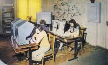 В центральной научно-технической библиотеке ОЦНТИ. Фото Е.М. Лисаветского в буклете ОЦНТИ. Одесса. 1985 г.