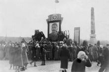 Одесса. На площади им. Октябрьской революции у обелиска на могиле жертв революции. 08 марта 1953 г.