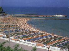 Пляж в Аркадии. Фотография из набора «Одесса», изданного фирмой «Летописец». 1996 г.
