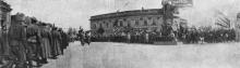 Войска и разные корпорации проходят мимо памятника труда в Одессе. Фото в журнале «Искры». 01 мая 1917 г.