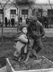 Одесса. Проспект Мира. У скульптуры мальчика с собакой. 1960-е гг.