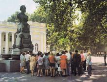 Одесса. Памятник Пушкину на Приморском бульваре. Фото в книге «Одесса — Варна». 1976 г.