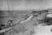 Одесса. Правее мыса Б. Фонтан. Вид от спуска с 1-го переулка Амундсена в сторону Черноморки, на переднем плане дачи «Маяк-1» и «Маяк-2». 1960 г.
