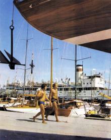 Одесса. Яхтклуб в Отраде. На заднем плане судно «Экватор». Фото в книге «Одесса — Варна». 1976 г.