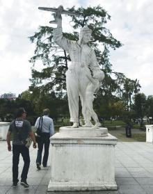 Скульптура «Летчица» в парке в Батуми (Грузия). Фото А. Дроздовского. 2019 г.