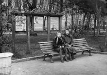 В городском саду, справа видна решетка со стороны ул. Халтурина. Одесса. 1950-е гг.