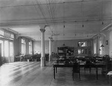 Внутреннее рабочее помещение (аппаратная) Одесской почтово-телеграфной конторы, фотография конца ХIХ - начала ХХ вв.
