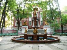 Корпус № 2: дача Бродской и фонтан перед ней