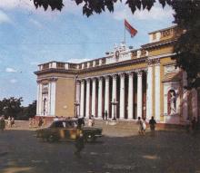 Одесса. Здание горсовета. Фото в рекламном буклете «Одесский порт». 1970-е гг.