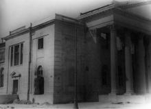 Разрушенное здание театра на ул. Комсомольской (Старопортофранковской), в будущем кинотеатр «Родина», 1944 г.