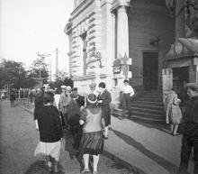 Одесса. Перед входом в здание вокзала. Фотография 1920-х гг.