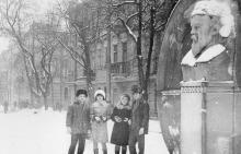 Одесса. На улице Челюскинцев, перед памятником А.С. Попову. 1974 г.