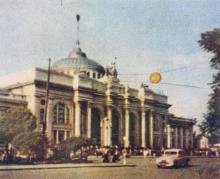 Железнодорожный вокзал. Фотография в буклете «Памятные места Одессы». 1960 г.