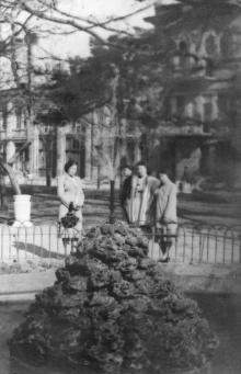 Одесса. У фонтана в сквере им. Чарльза Дарвина. 1960-е гг.