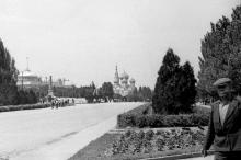 Площадь им. Октябрьской революции. Вдали виден памятник жертвам революции. Одесса. 1954 г.