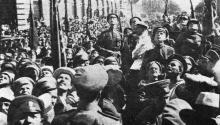 Народ слушает речь Керенского. В толпе генер. Щербачев. Фотография в журнале «Искры». 04 июня 1917 г.