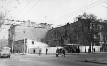 Одесса. На углу улиц Свердлова и Чичерина. Магазина на Чичерина, 16, за трамвайной остановкой, еще нет. 1972 г.