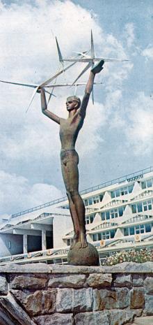 Скульптура «Звездный мальчик». Фотография в фотоальбоме «Есть лагерь у Черного моря». Одесса. 1979 г.
